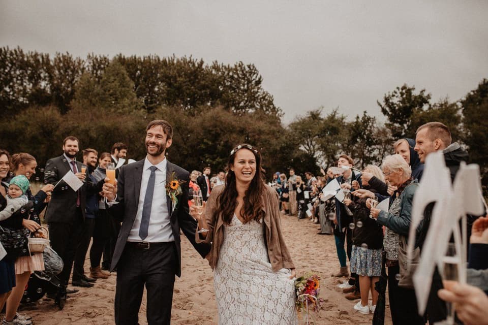 Hochzeitspaar wird nach der Trauung am Strand gefeiert