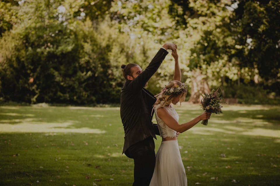 Hochzeitspaar tanzt einen Hochzeitstanz auf einer Wiese