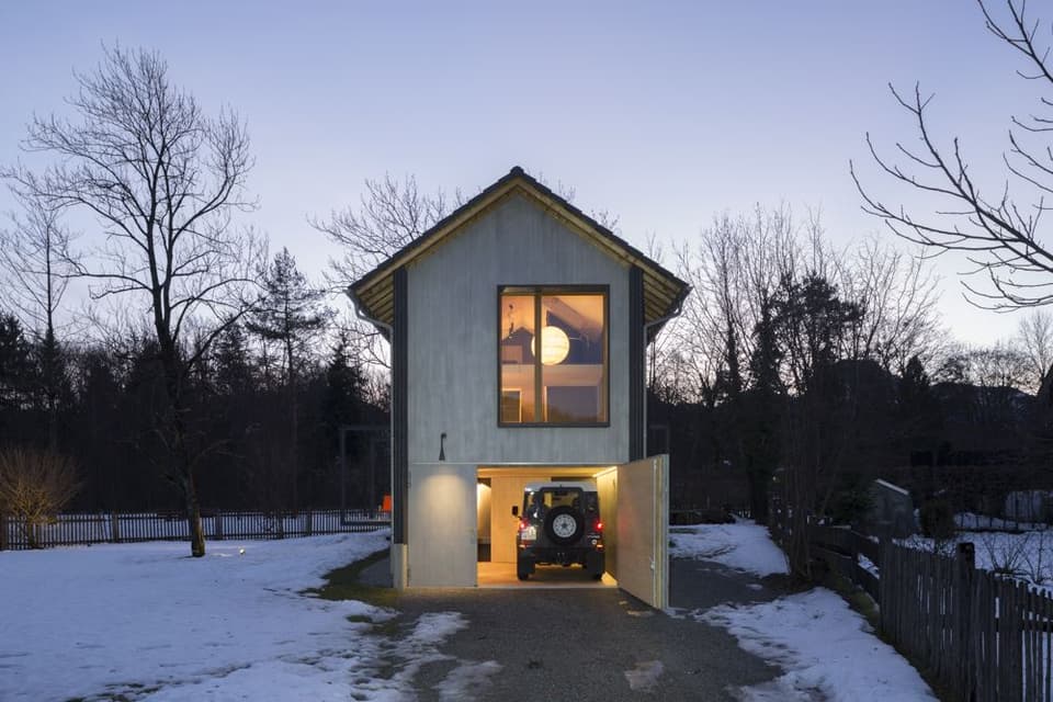 Design Holzhaus am Auerbach im Winter mit Schnee