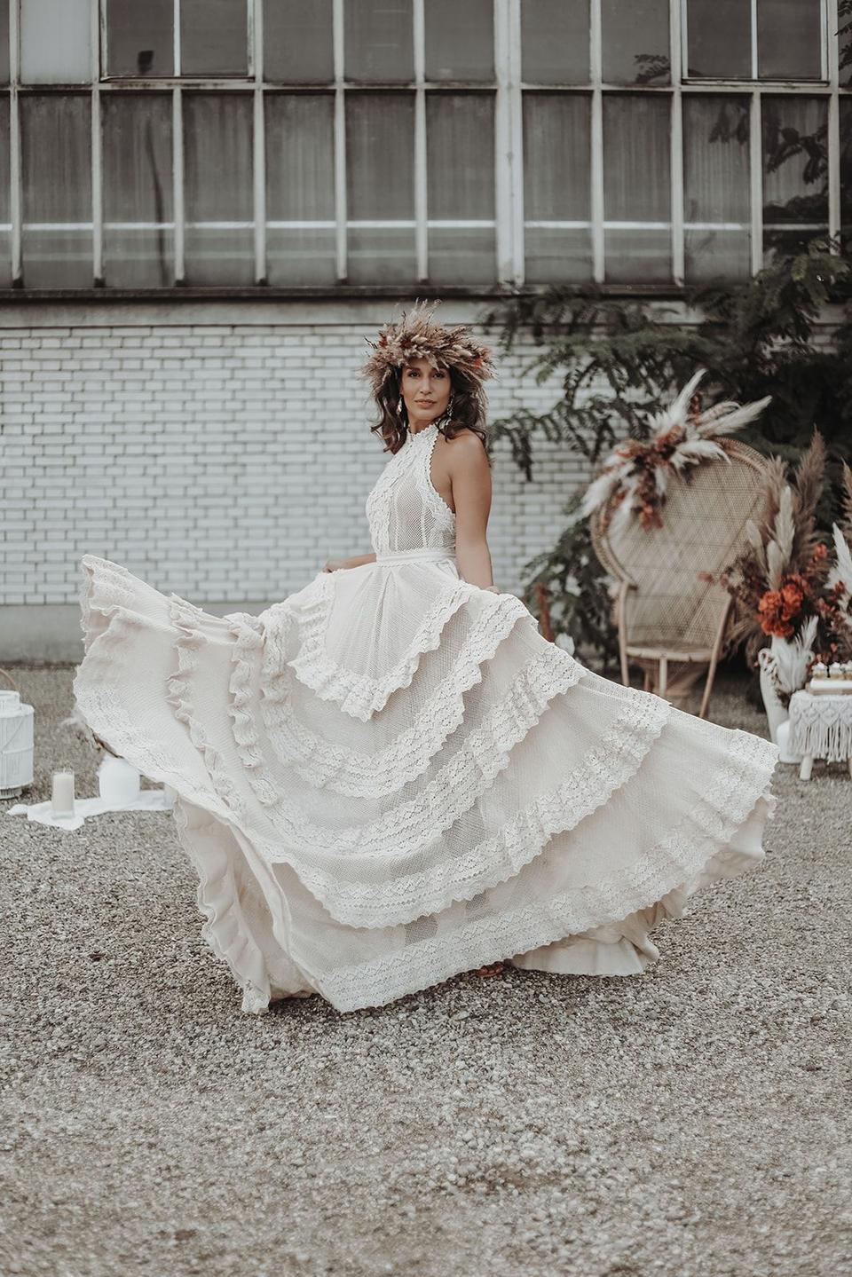 Braut dreht sich im Boho-Kleid