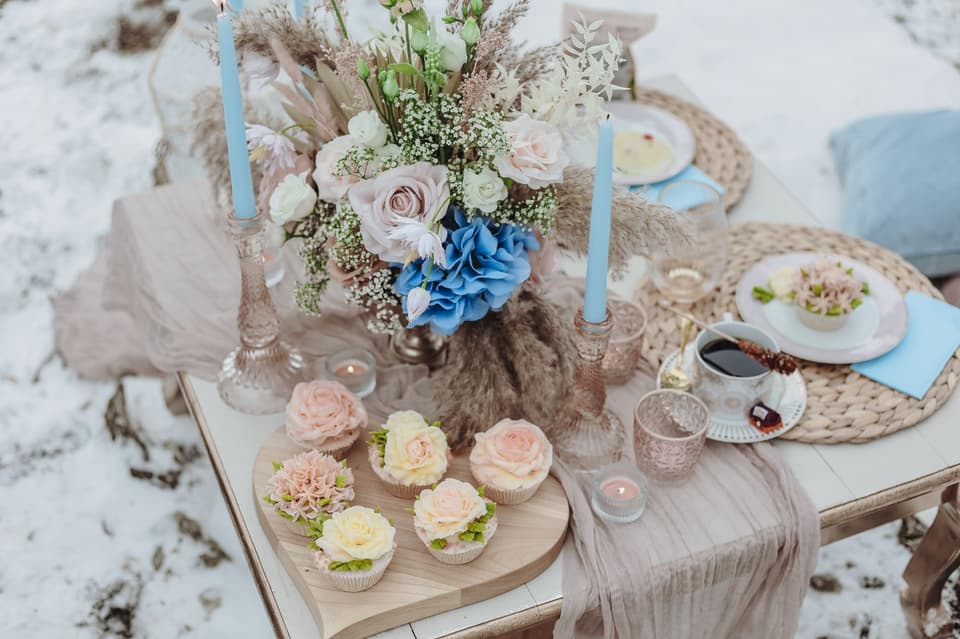 Cupcakes mit Blumen auf einem dekorierten Tisch