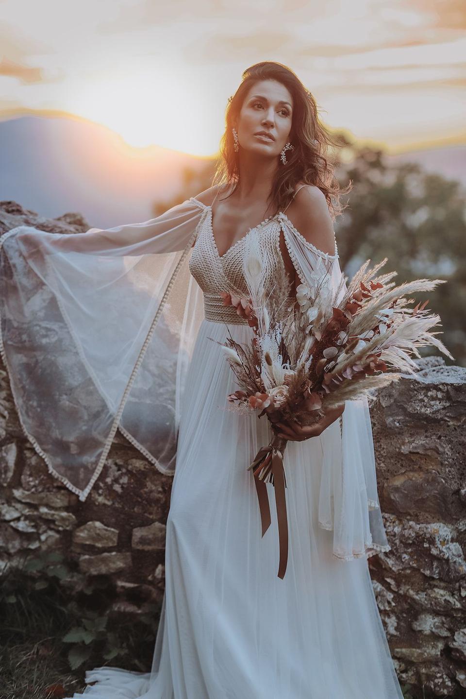 Braut im Brautkleid mit langen Chiffon-Ärmeln