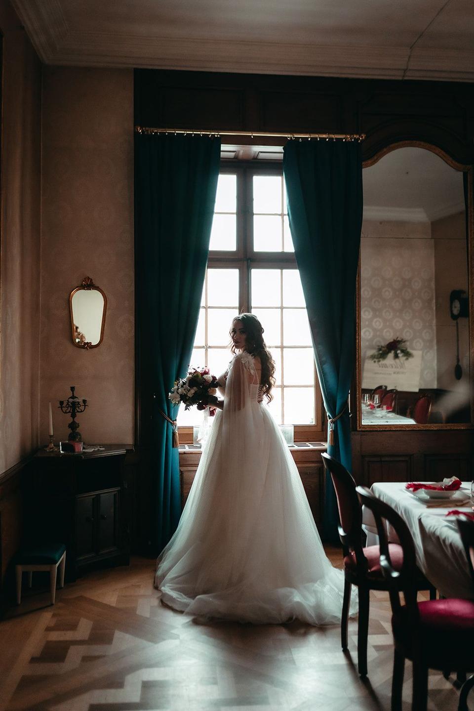 Braut in ihrem Hochzeitsoutfit