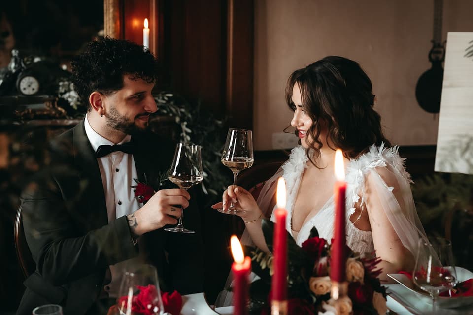 Paar stöĂt mit Wein an