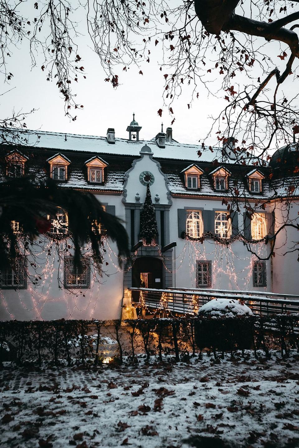 Mit Lichterketten dekorierte Location