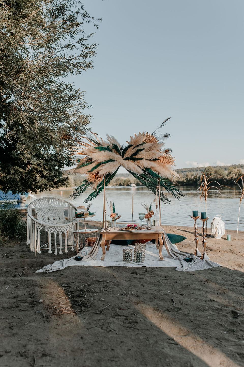 Picknick-Setting am Wasser