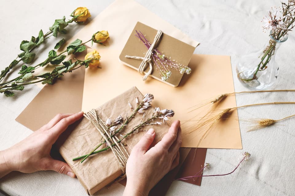 Geschenke mit Trockenblumen