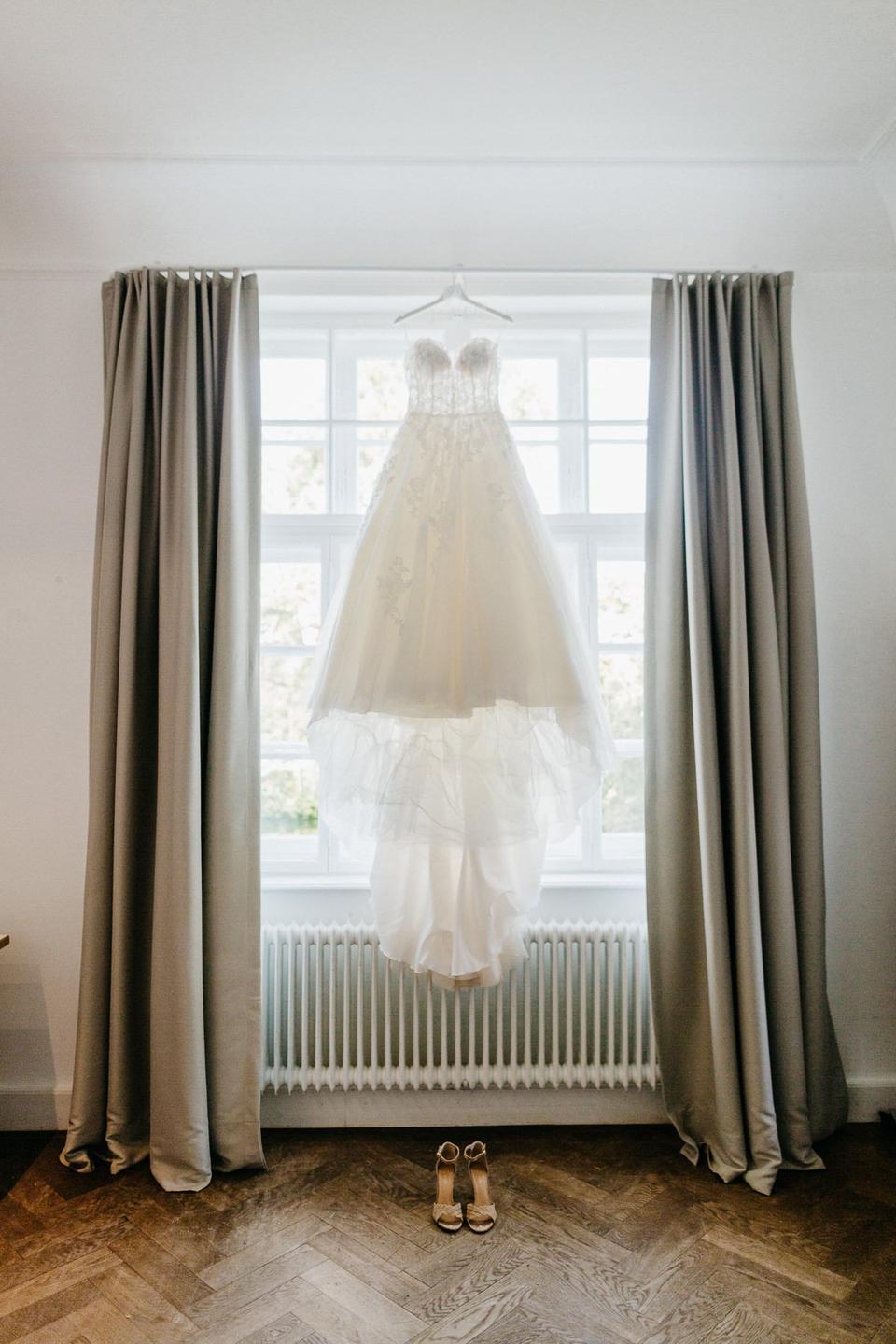 Prinzessinnenkleid hängt an Fenster