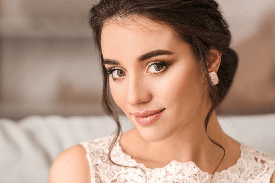 Die Braut lächelt in die Kamera.