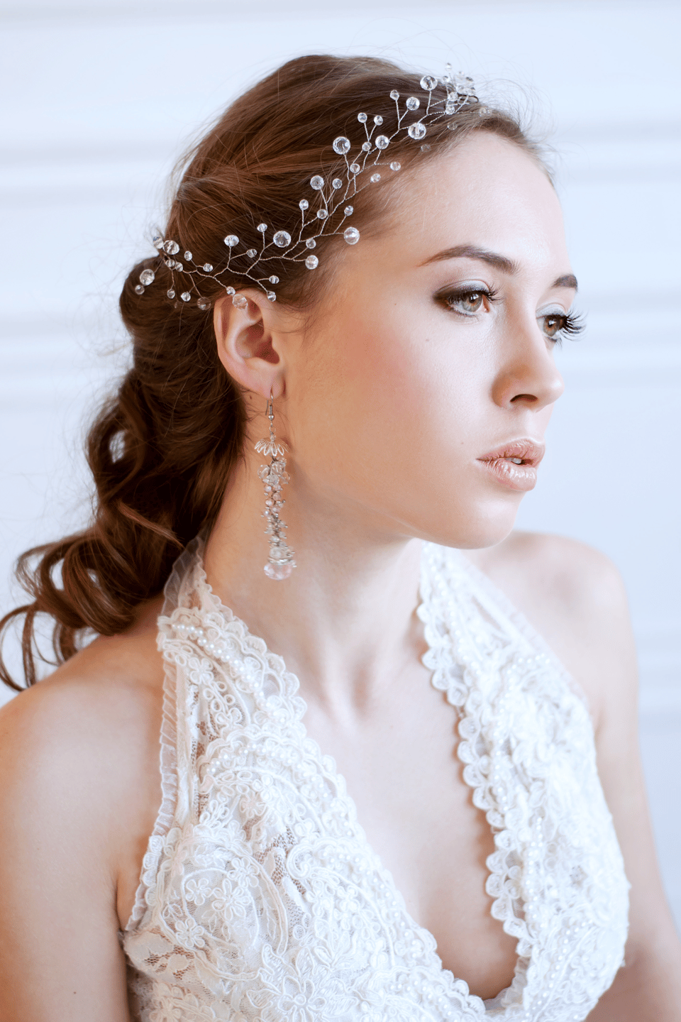 Braut trägt Haarschmuck