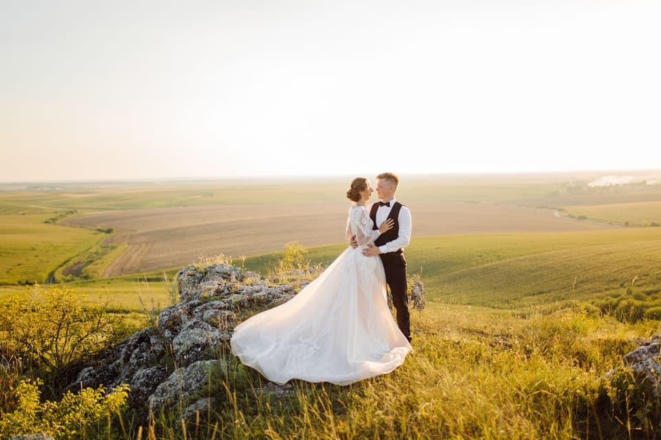 Hochzeitspaar auf einem Feld