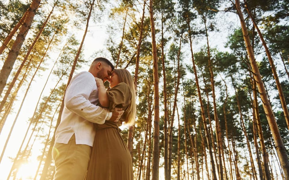 Glückliches Paar im Wald