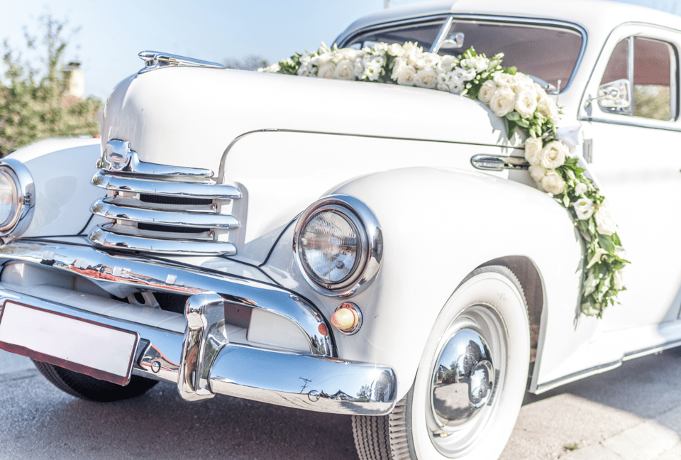 dekoriertes Hochzeitsauto
