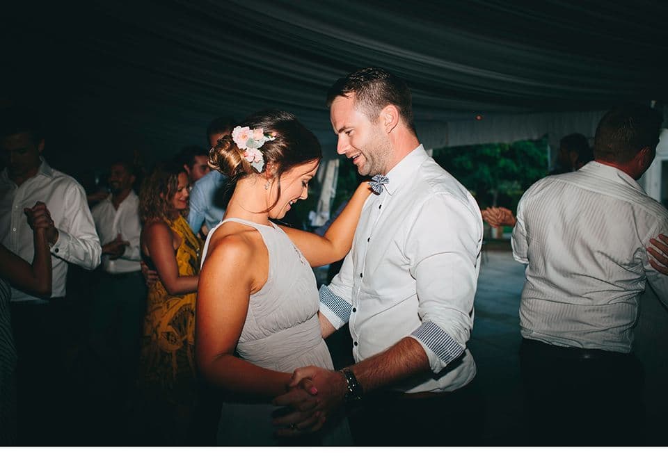 Paar tanzt eng zusammen auf der Hochzeit