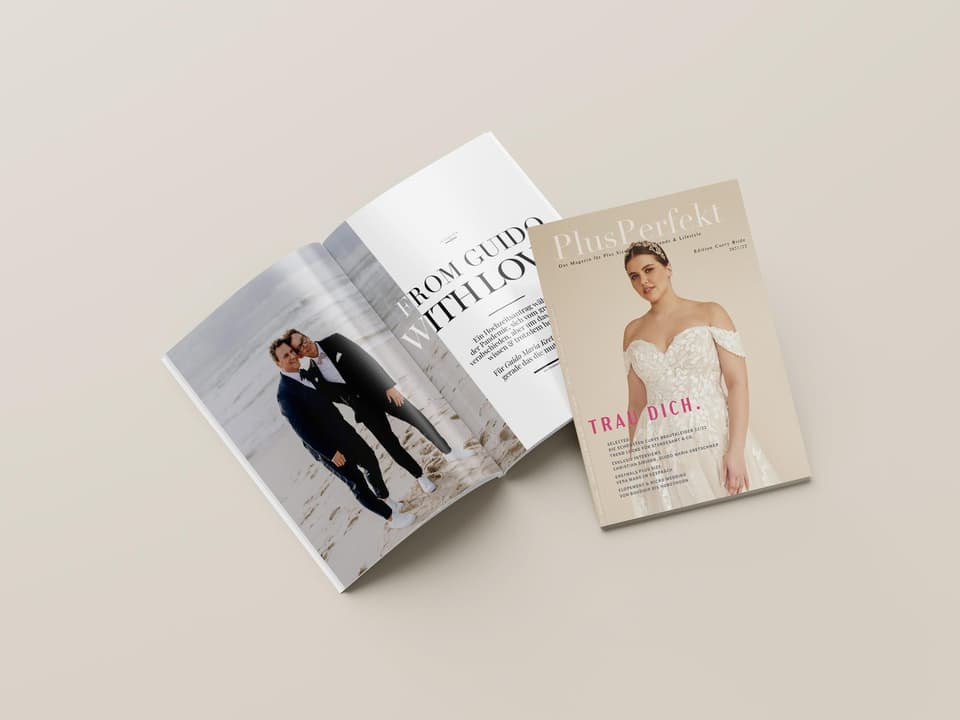Brautmoden Magazin aufgeschlagen auf weißem Hintergrund