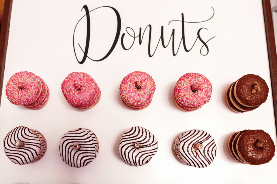Wedding Wall mit Donuts