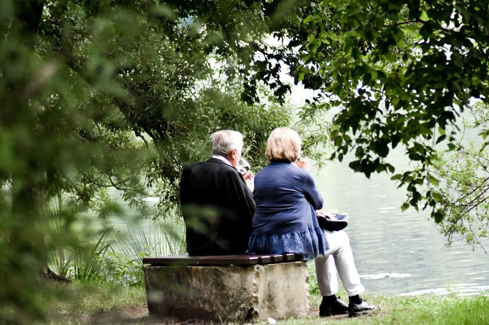 Altes Ehepaar am See