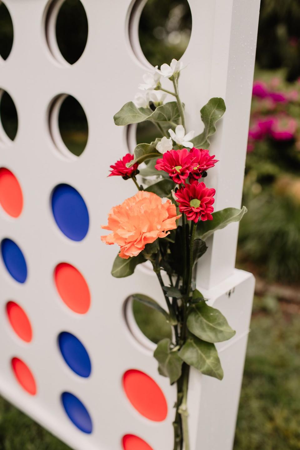4 gewinnt mit Blumendeko Nahaufnahme