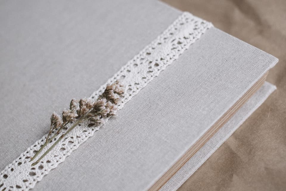 Hochzeitsalbum mit Spitze und Trockenblumen verziert
