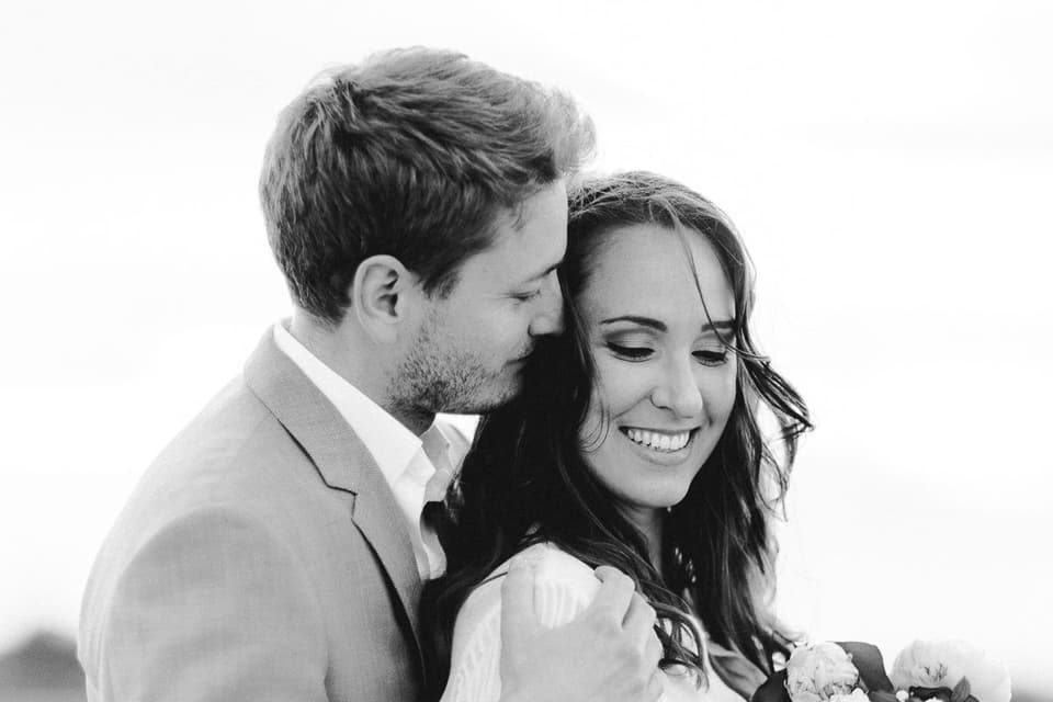 Brautpaar Seite an Seite an seiner Hochzeit