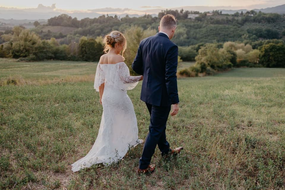 Brautpaar macht Fotos nach der Hochzeit
