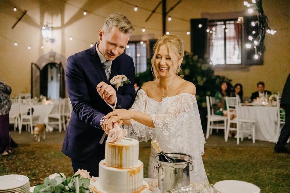Gemeinsames Anschneiden der Torte an der Hochzeit