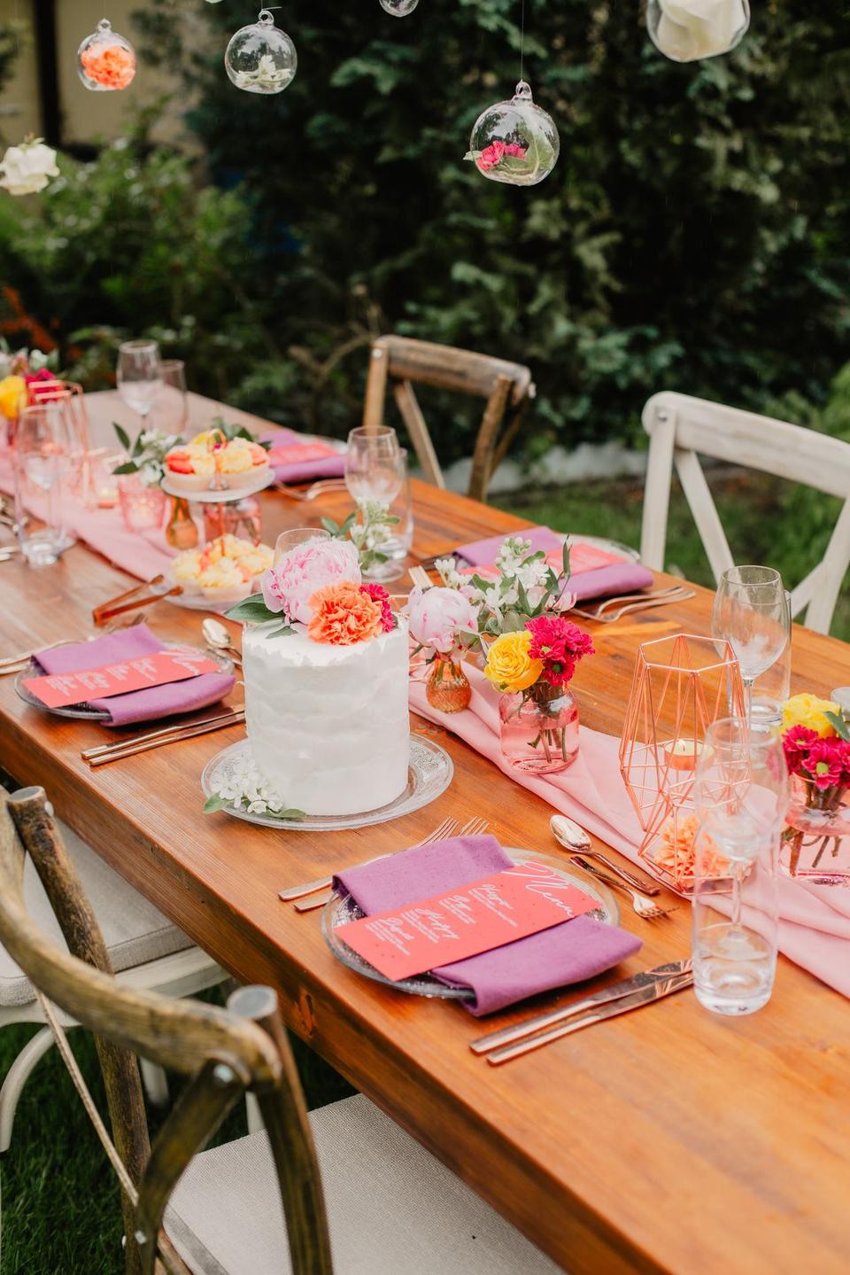 Hochzeitstorte auf Tafel