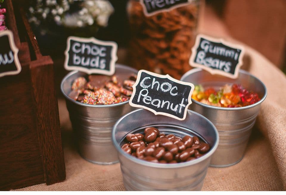 Eimerchen mit Süßigkeiten auf der Candy Bar