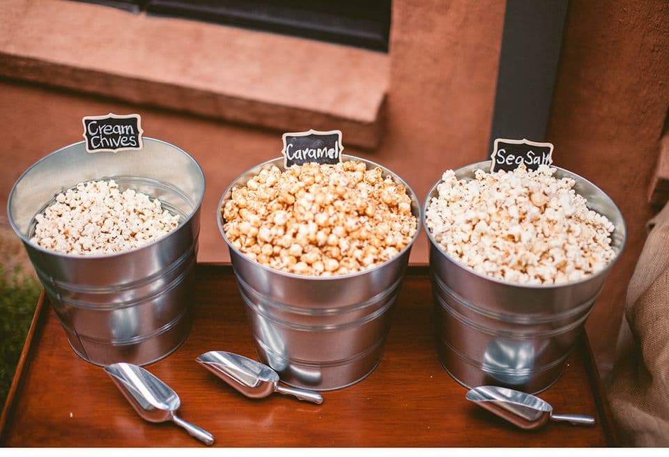 Eimerchen mit Popcorn-Sorten für die Candy Bar