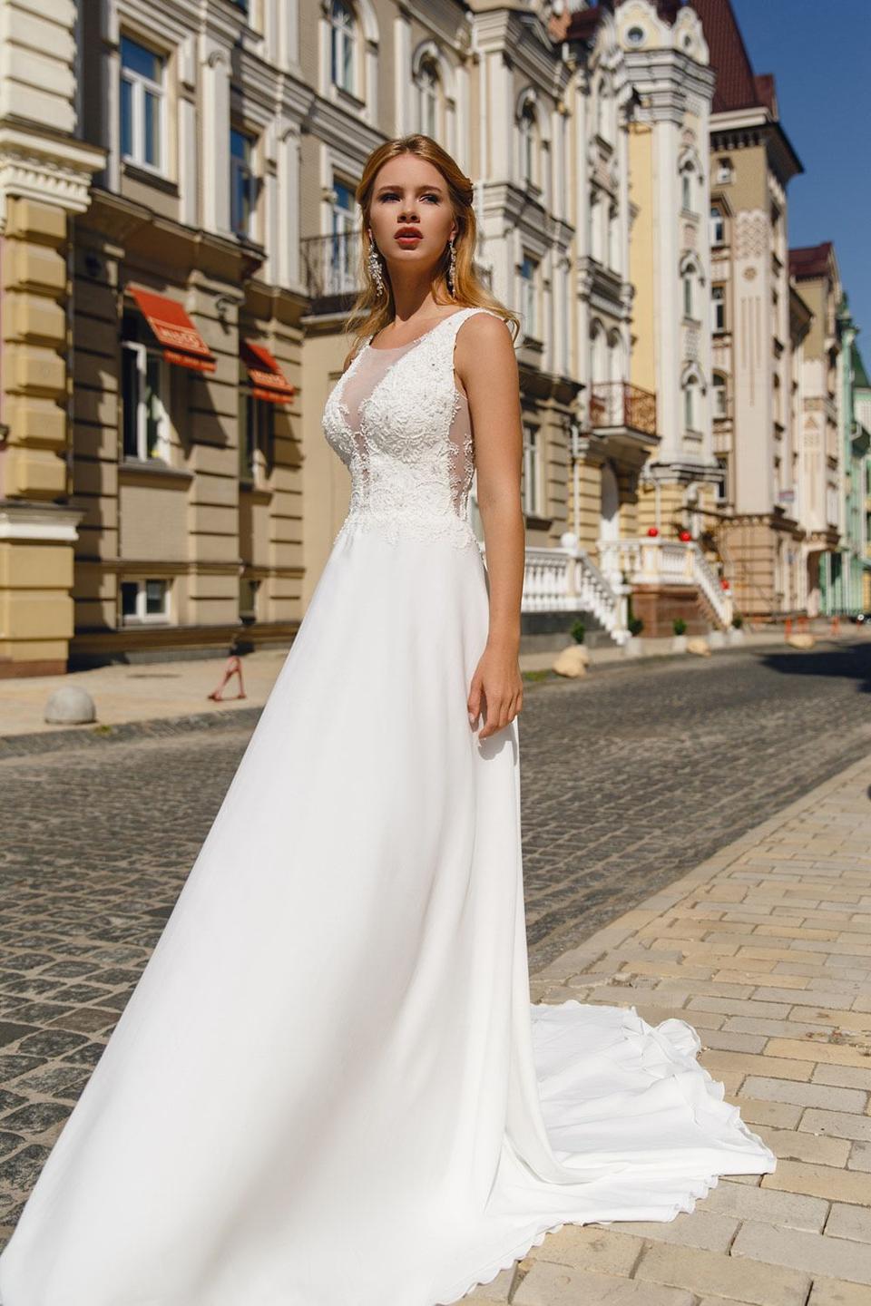 schlichtes Brautkleid mit spitzen Detail