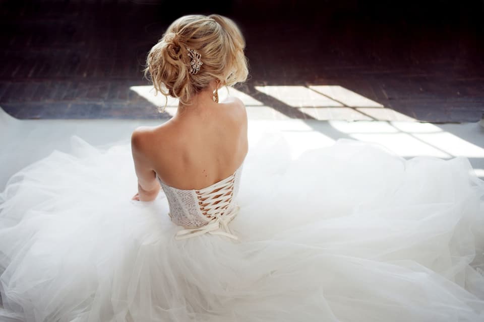Eine Braut trägt ein Kleid mit Corsage
