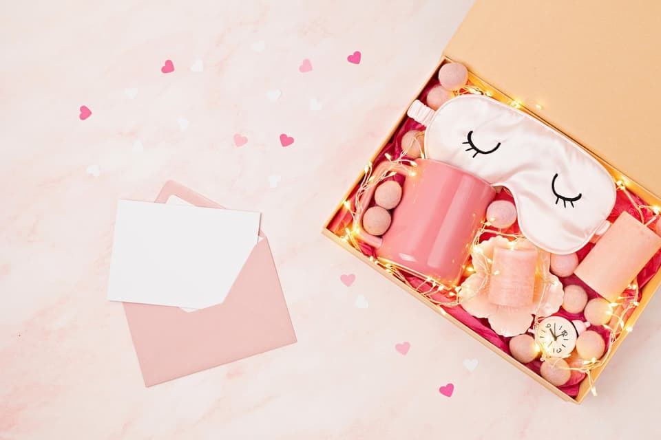 Ehe Notfallkoffer zur Hochzeit mit verschiedenen Geschenken