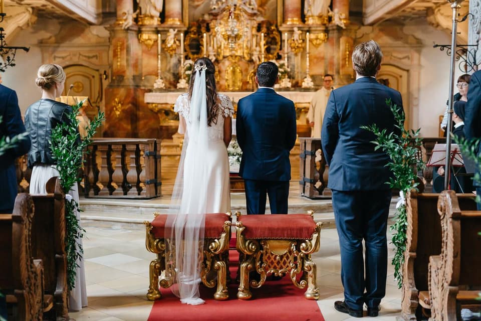 Brautpaar bei der kirchlichen Trauung