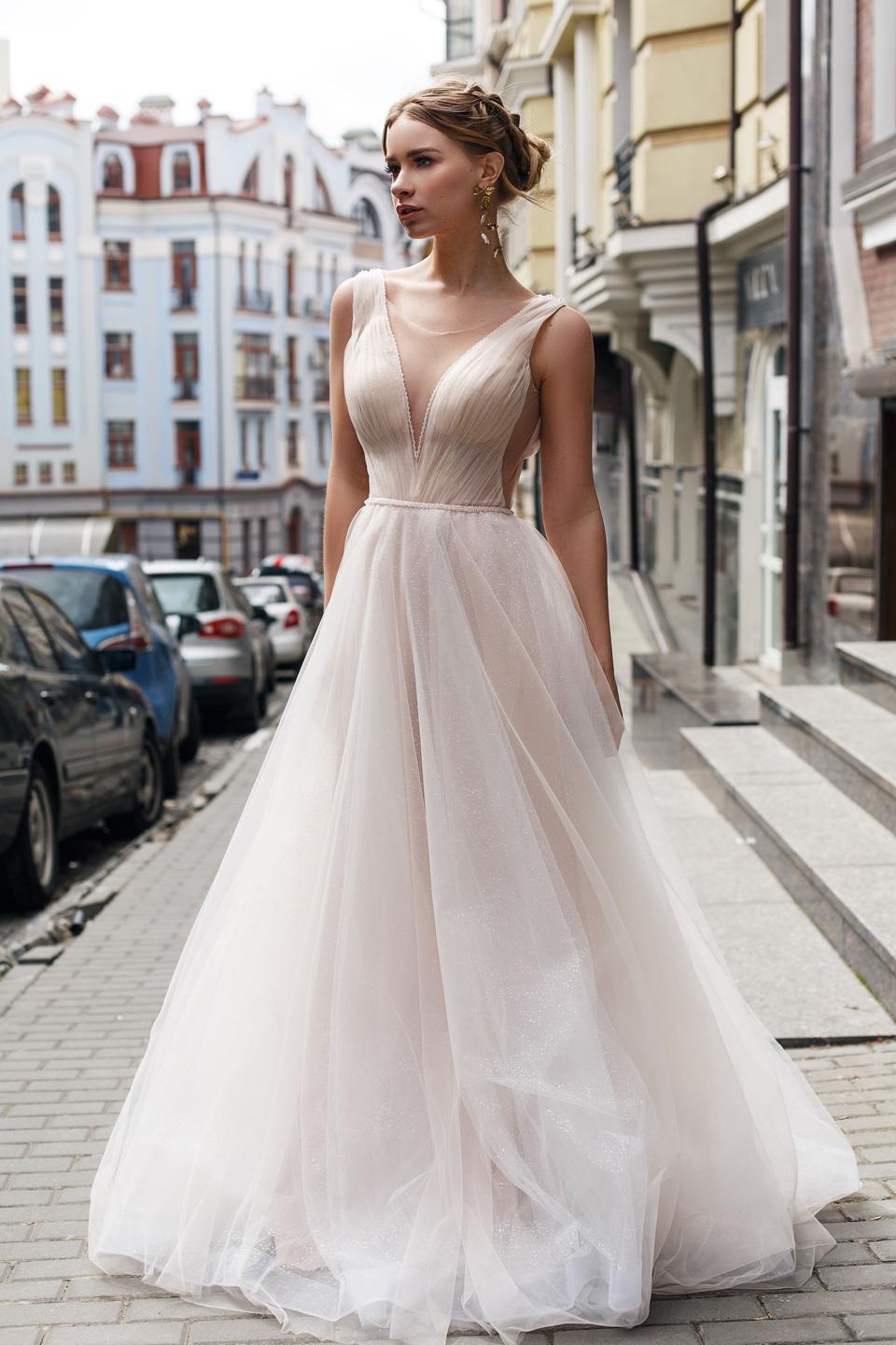 Braut trägt ein Epire Brautkleid
