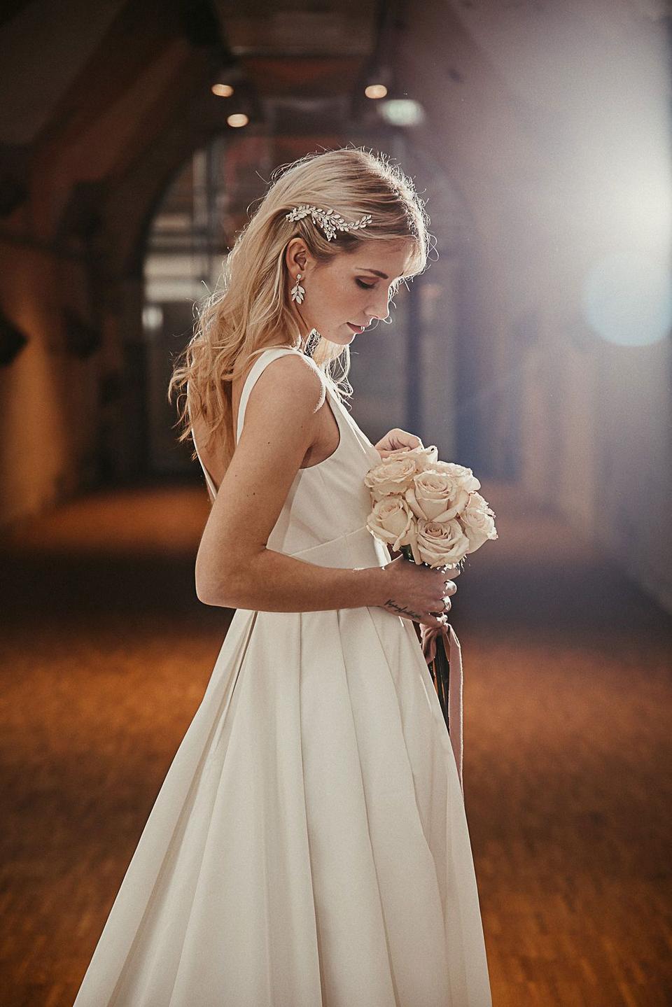 schlichtes Brautkleid im Empire Stil