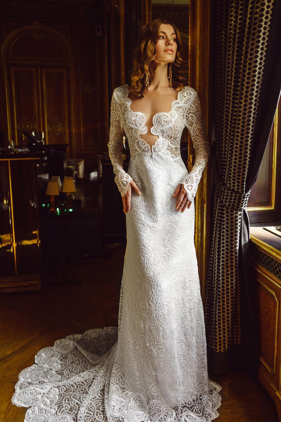 Braut trägt figurbetontes Empire Brautkleid
