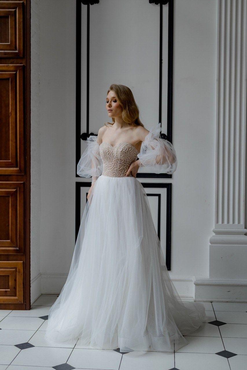 Braut trägt Empire Brautkleid
