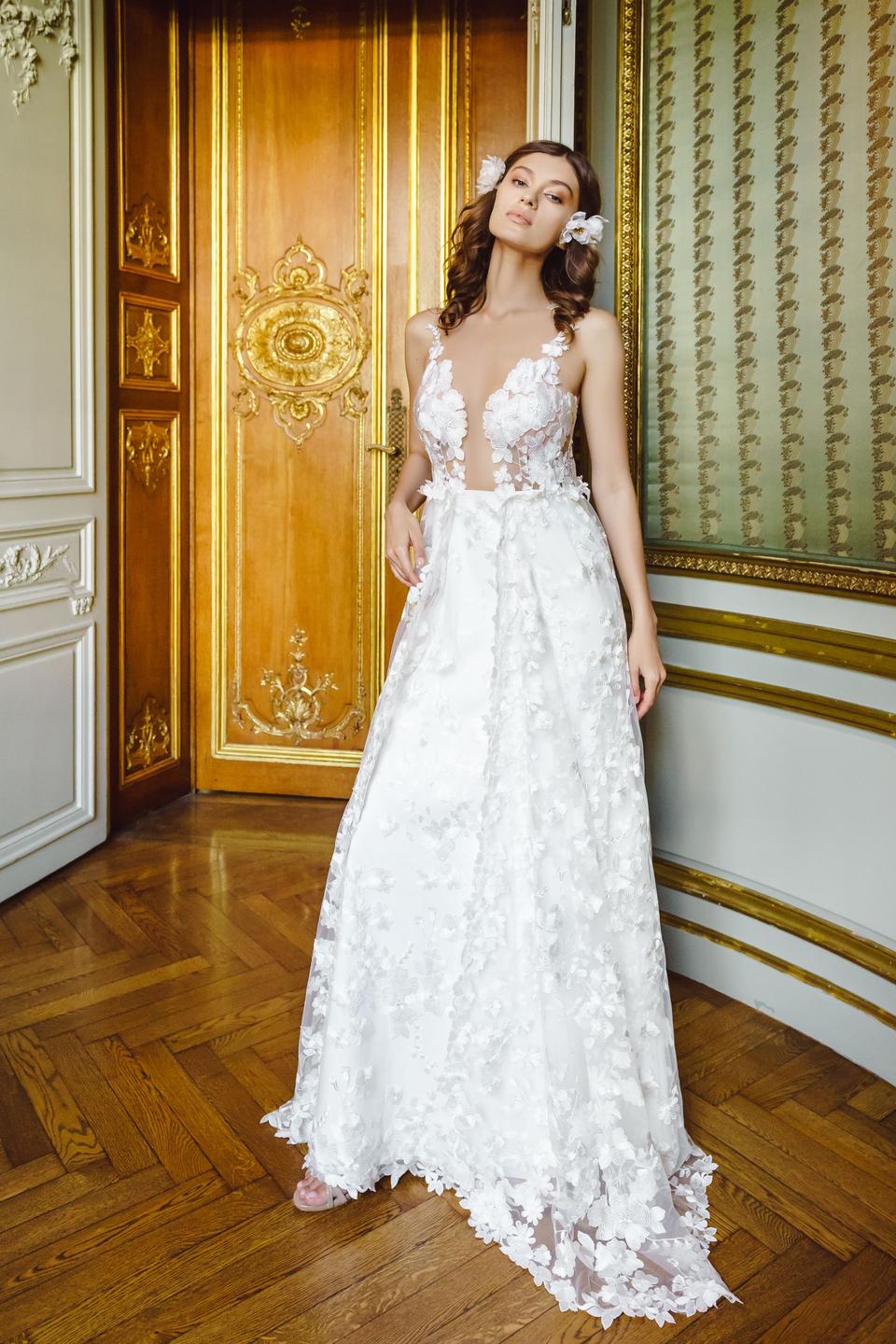 Braut trägt Empire Brautkleid mit Spitze