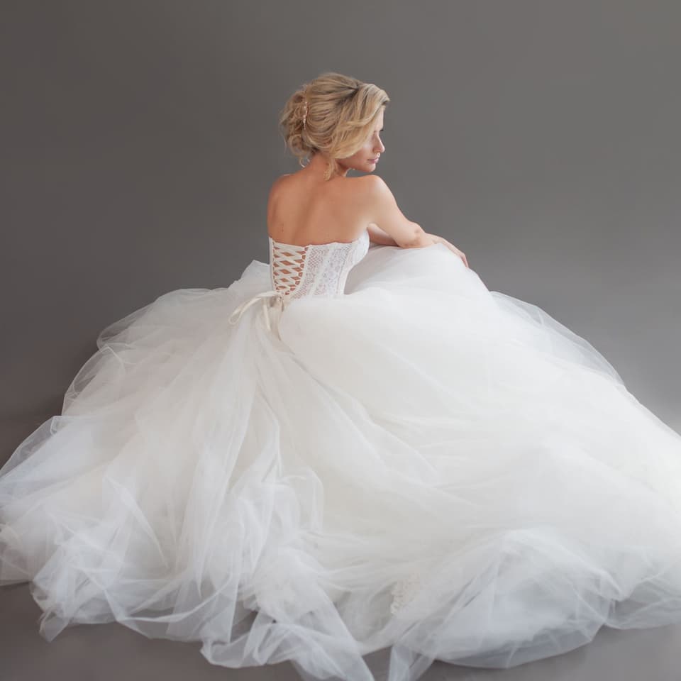 Ein Corsagen Hochzeitskleid mit viel Tüll