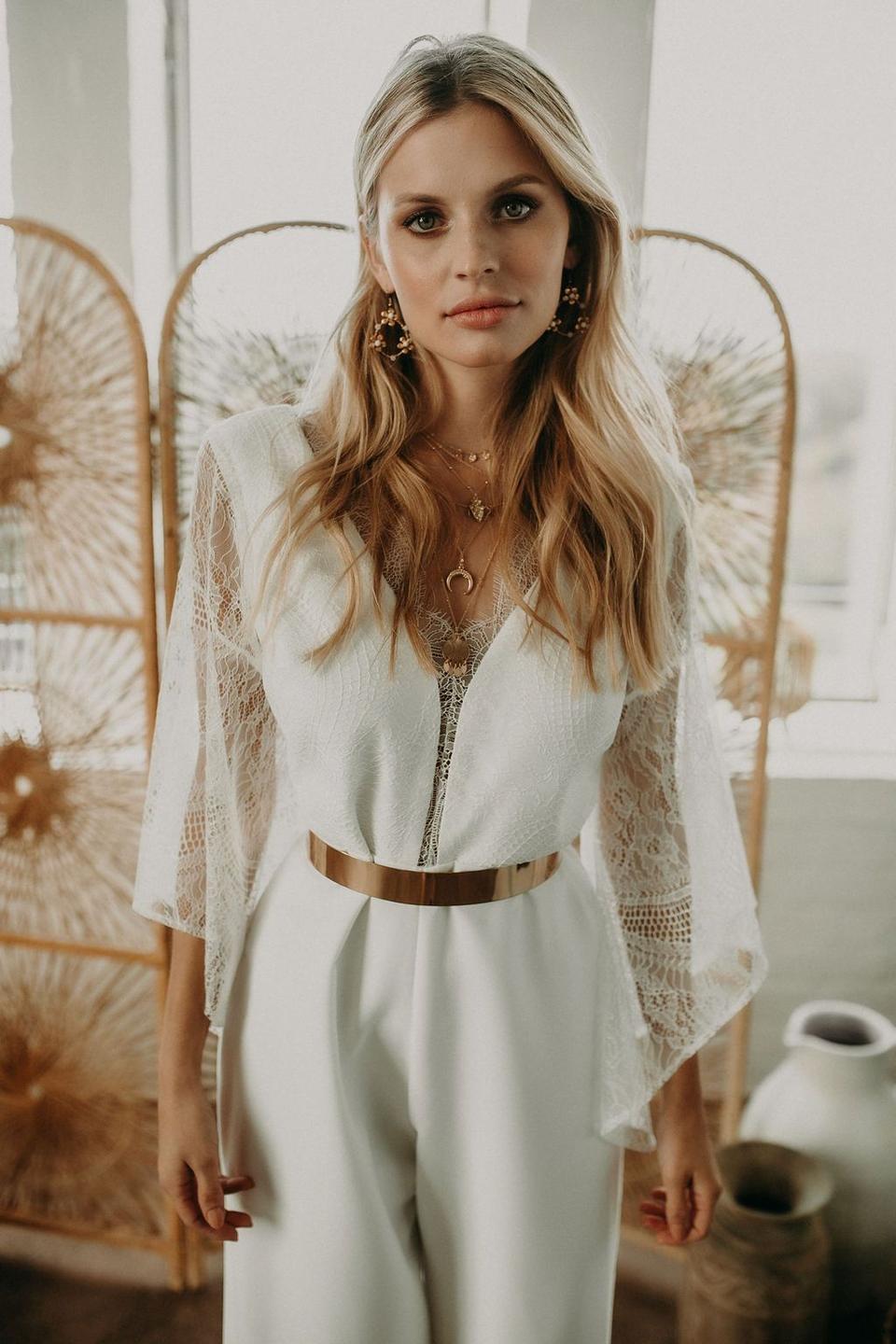 weißer Jumpsuit Hochzeit mit Spitzendetails