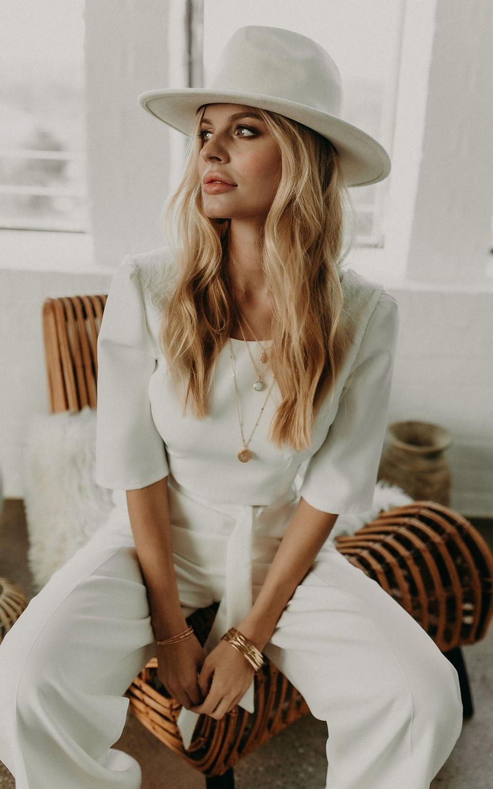 weißer Jumpsuit für die Hochzeit mit Hut