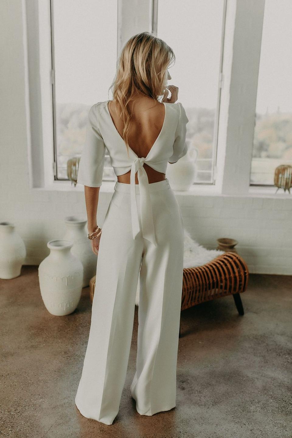 weißer Jumpsuit für die Hochzeit mit Rückenausschnitt