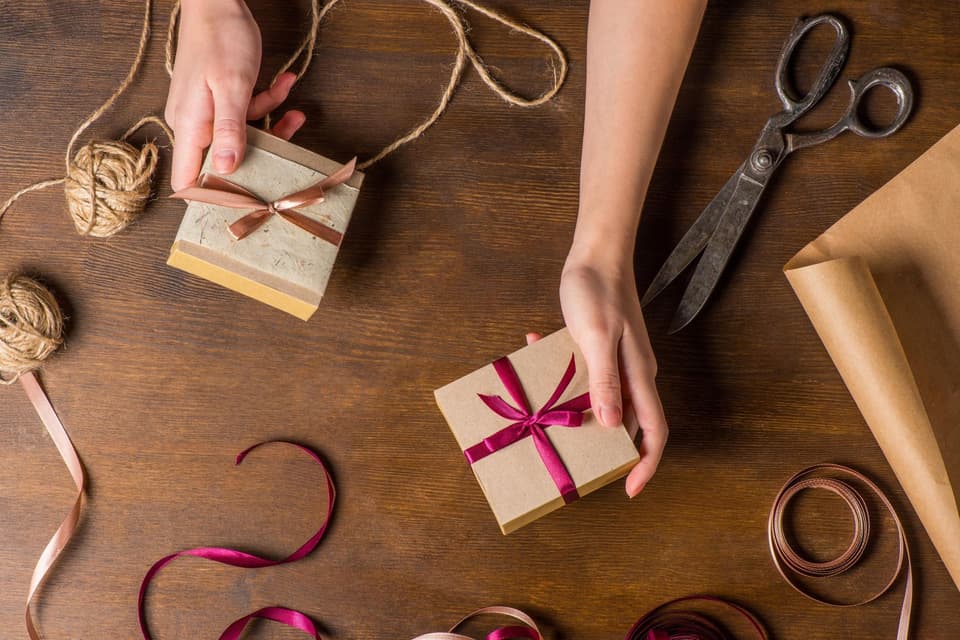 Holztisch mit Geschenken für den Ehe Notfallkoffer