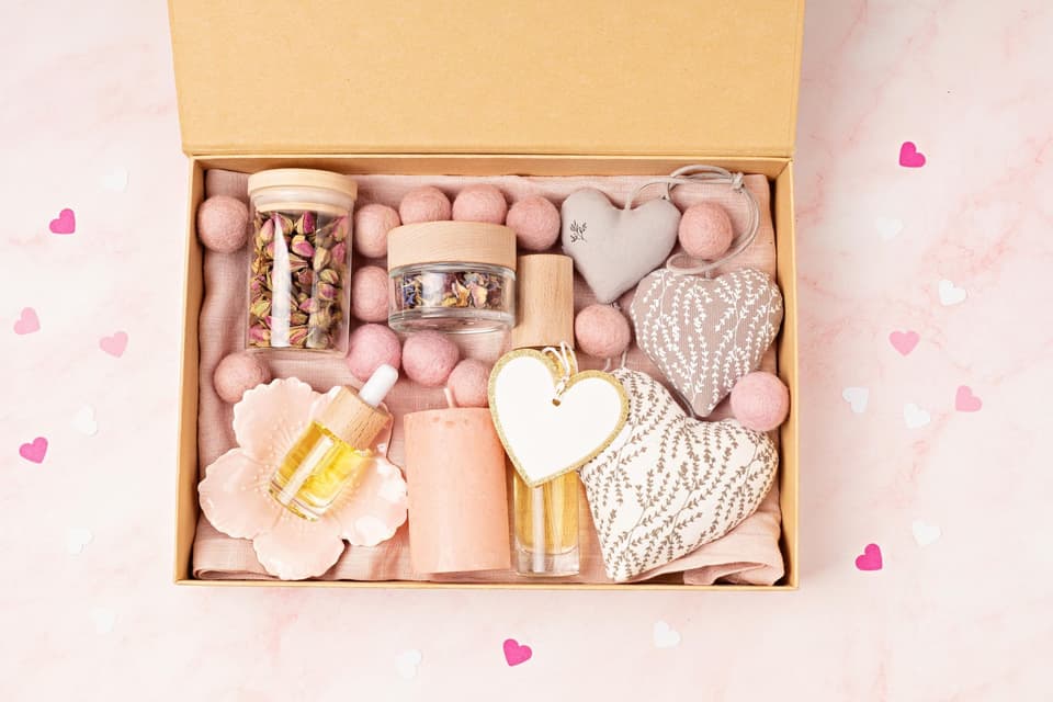 Ehe Notfallkoffer mit verschiedenen kleinen Geschenken