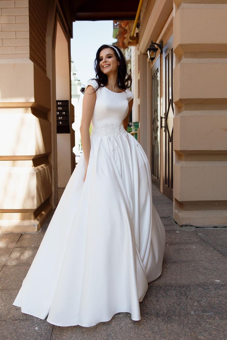 schlichtes ausgestelltes Brautkleid