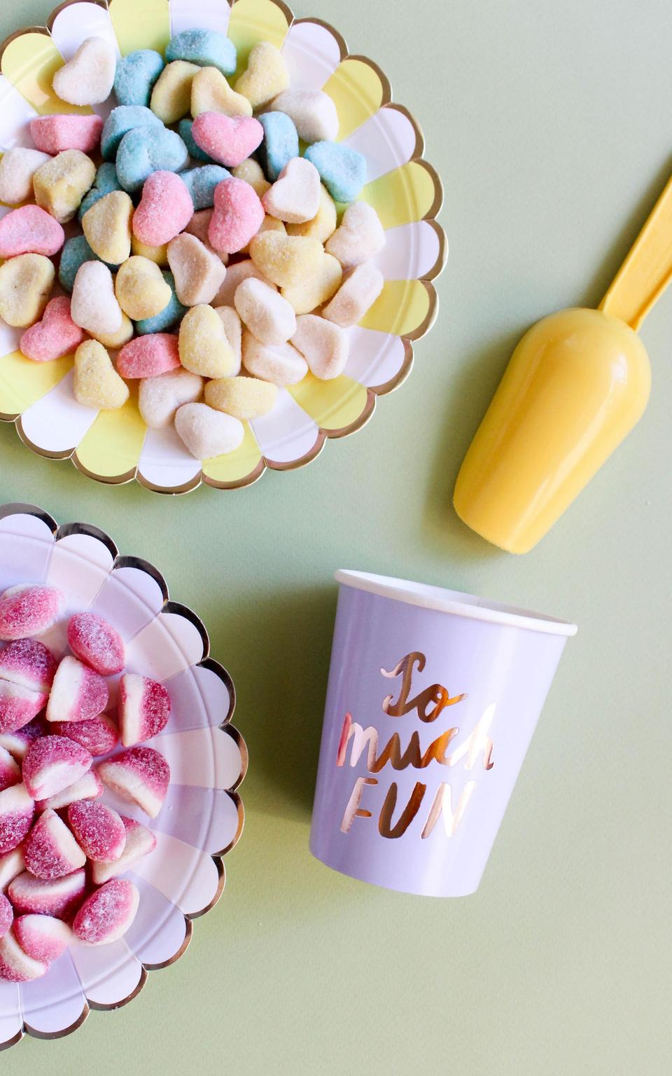 Schälchen mit Süßigkeiten, Becher und Bonbonschaufel für die Candy Bar