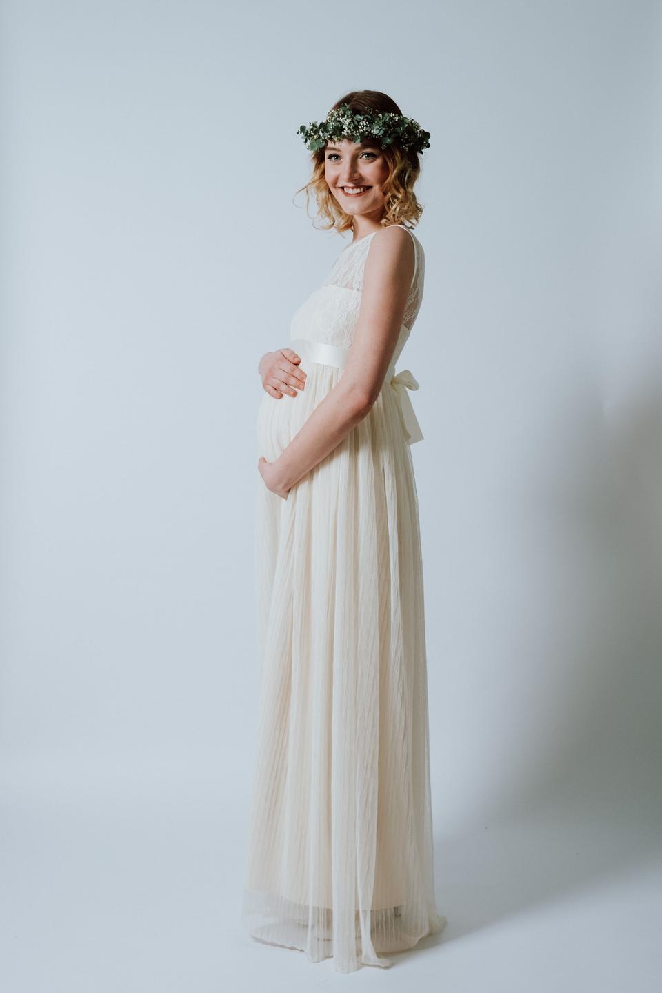 Braut mit langem Umstandsbrautkleid