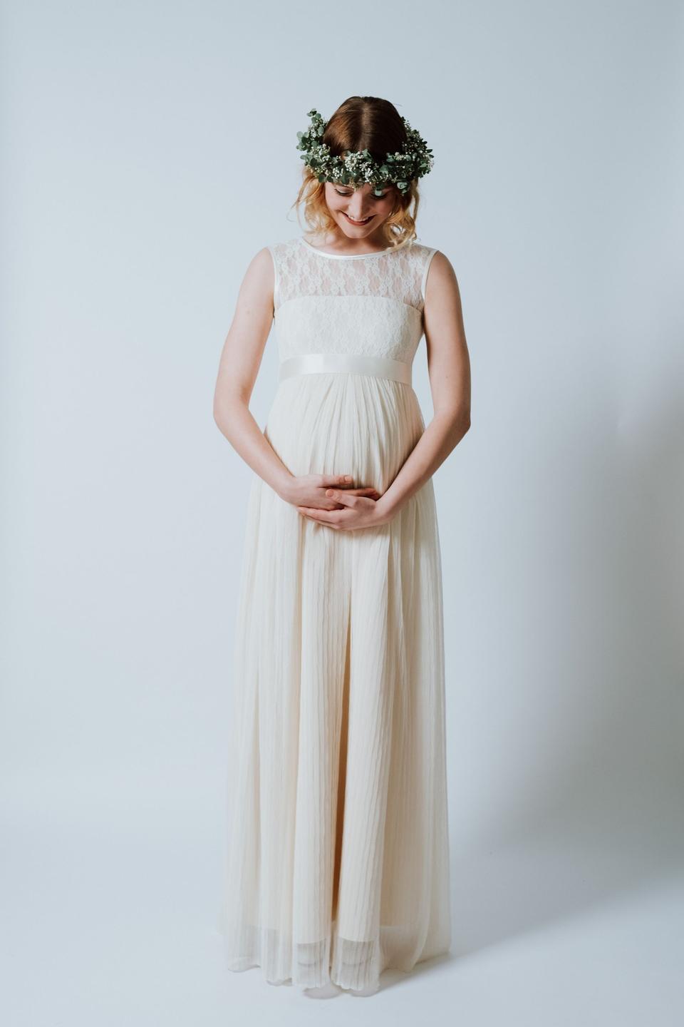 Eine Braut mit langem Umstandsbrautkleid
