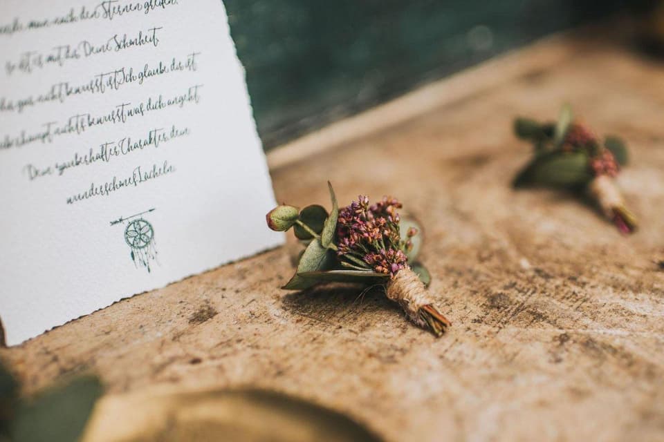 Blumendekoration auf einem Holztisch