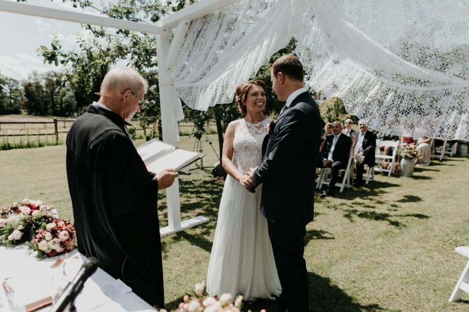 Hochzeit im Freien - Brautpaar bei Trauung draußen
